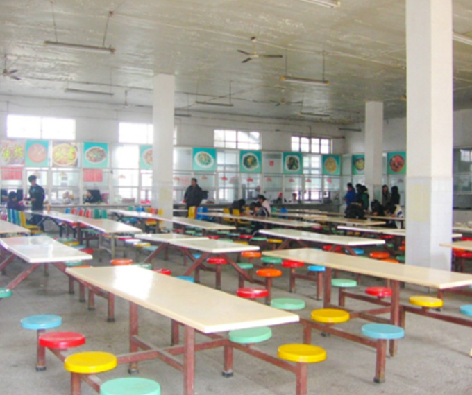 现代化的学校餐厅
